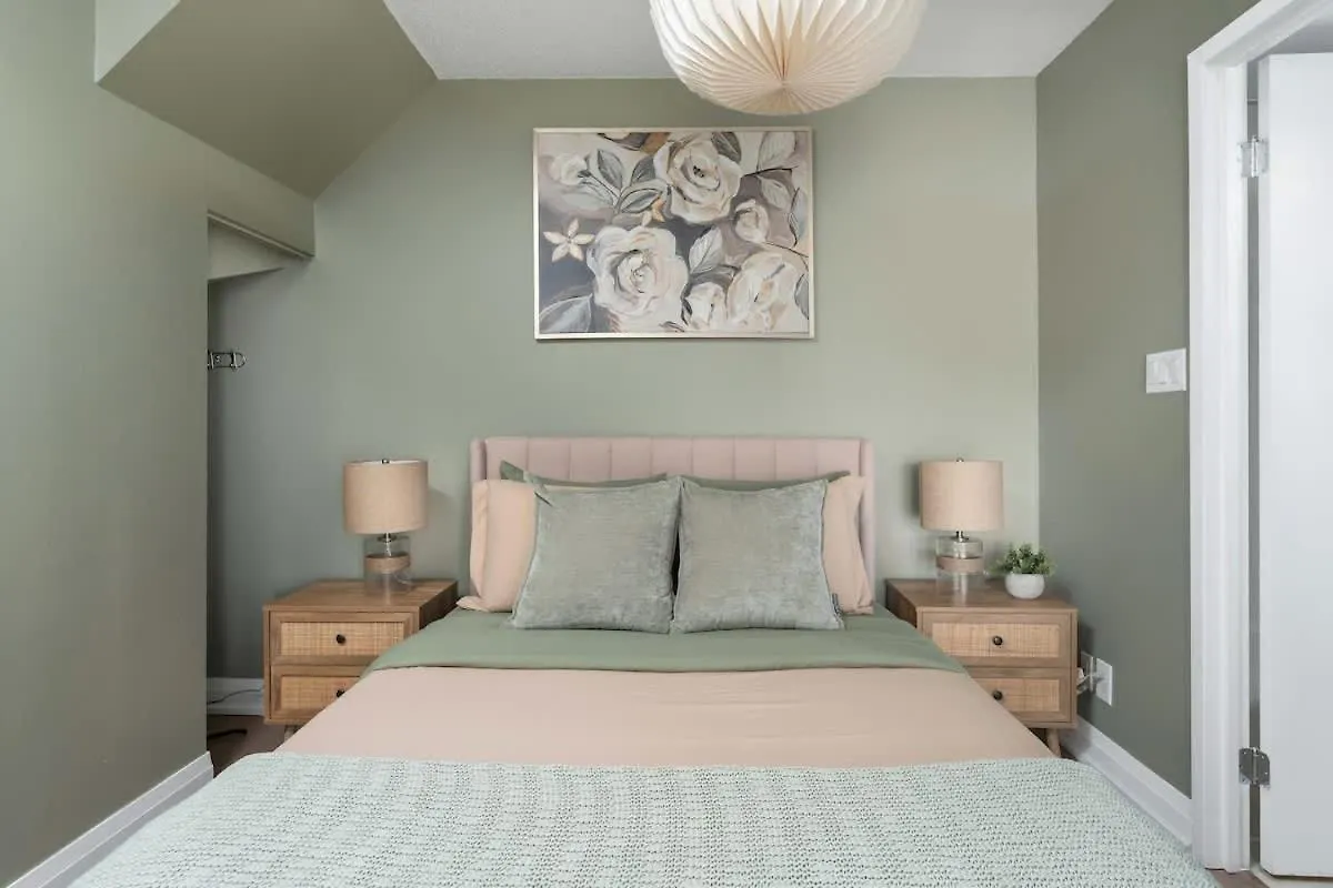 All Inclusive Townhome Apartment In Amazing Location Toronto
