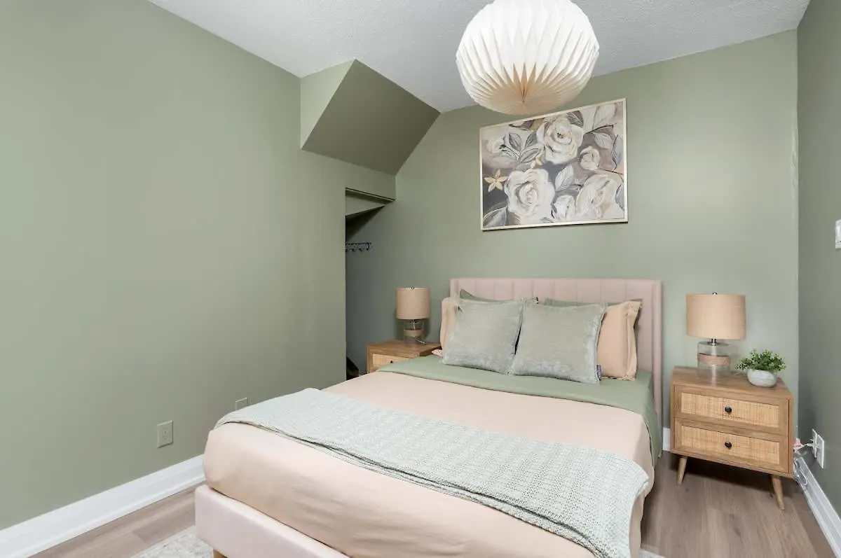 All Inclusive Townhome Apartment In Amazing Location Toronto